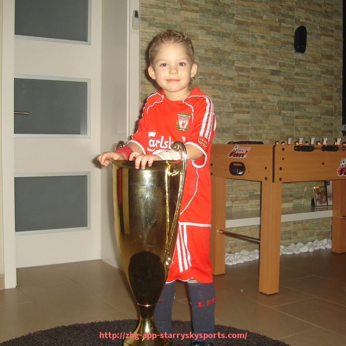 星空体育app-西甲巴萨联赛实况表现与战术风格深度分析 星空体育app-西甲巴萨联赛实况表现与战术风格深度分析